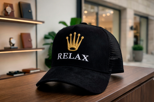 gorra de gamuza premium negra marca Lilmil con bordado de corona dorada estilo streetwear