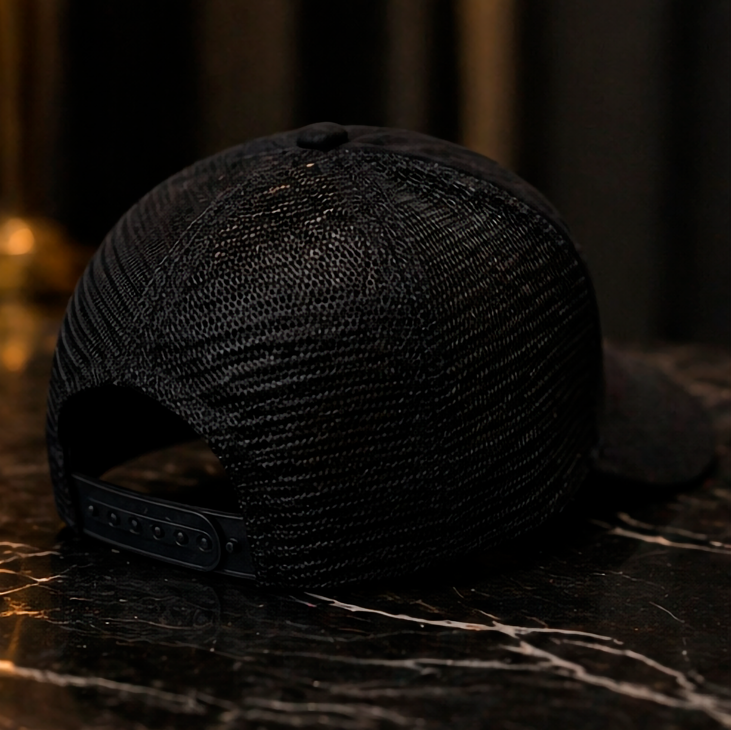gorra de gamuza premium negra marca Lilmil con bordado de corona negra estilo streetwear