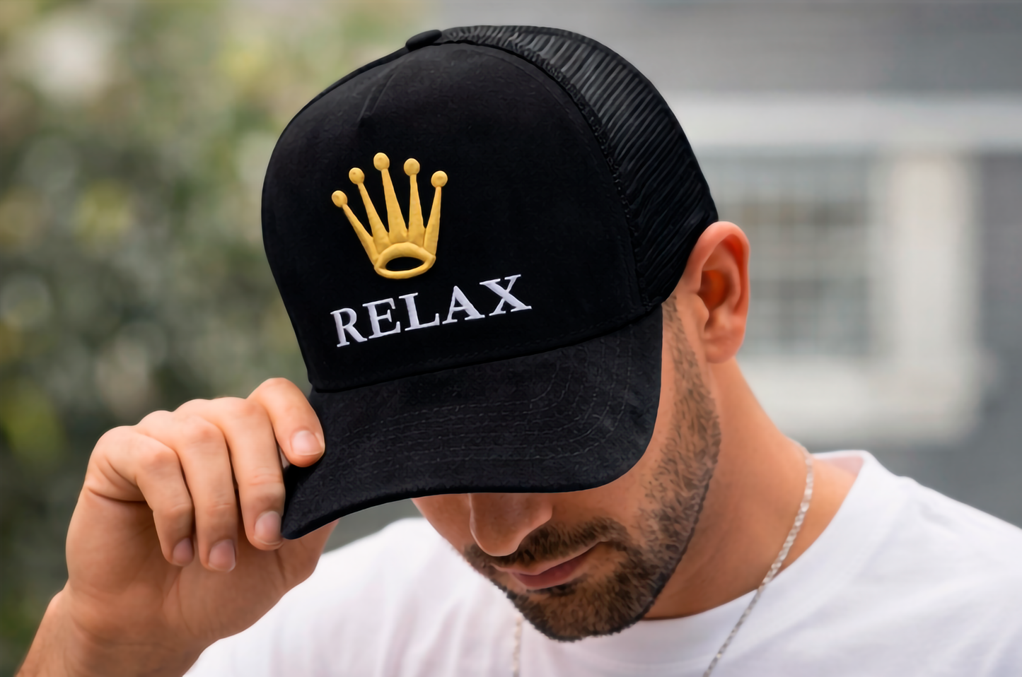 gorra de gamuza premium negra marca Lilmil con bordado de corona dorada estilo streetwear