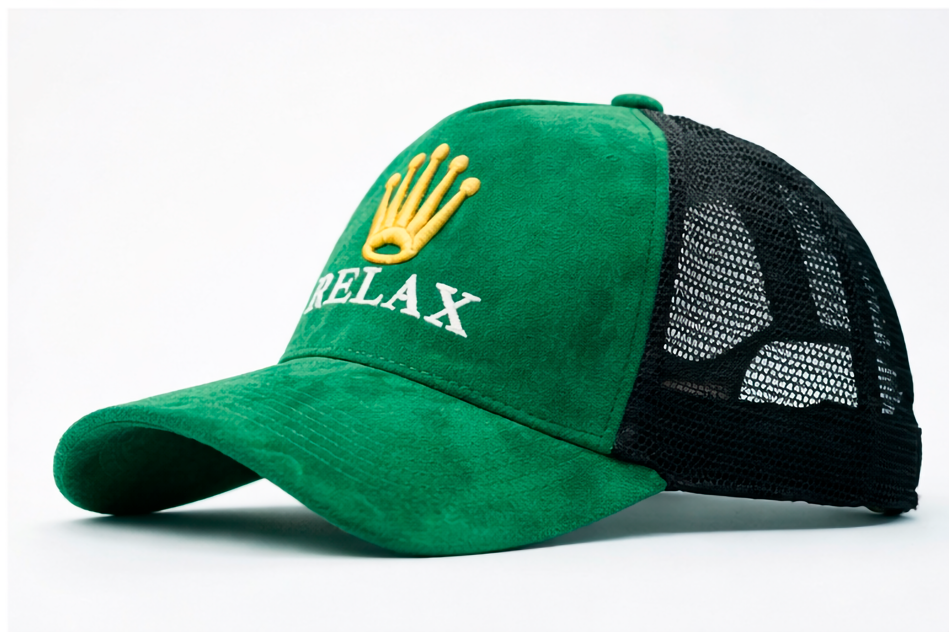gorra de gamuza premim verde marca Lilmil con bordado de corona dorada estilo streetwear