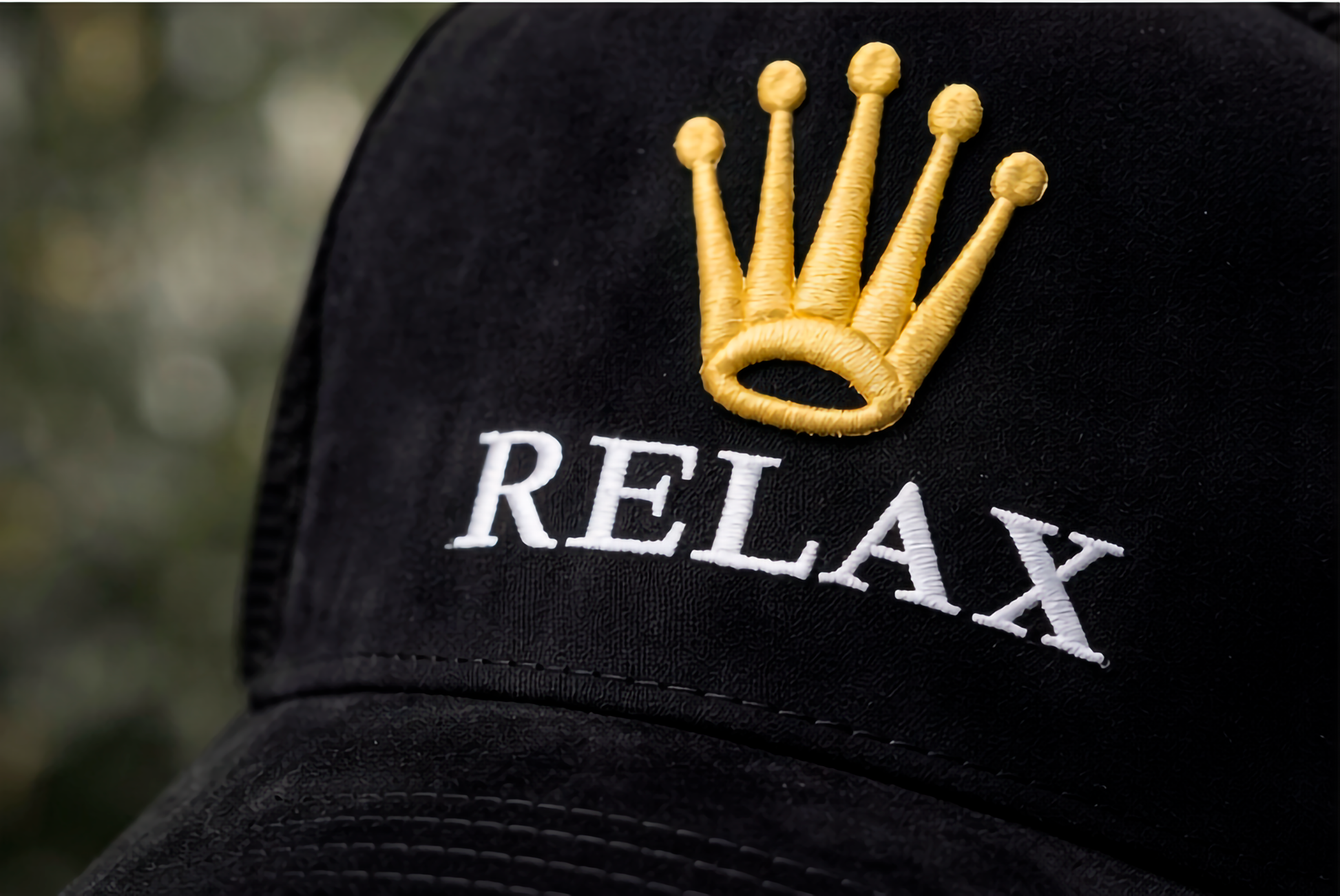 gorra de gamuza premium negra marca Lilmil con bordado de corona dorada estilo streetwear
