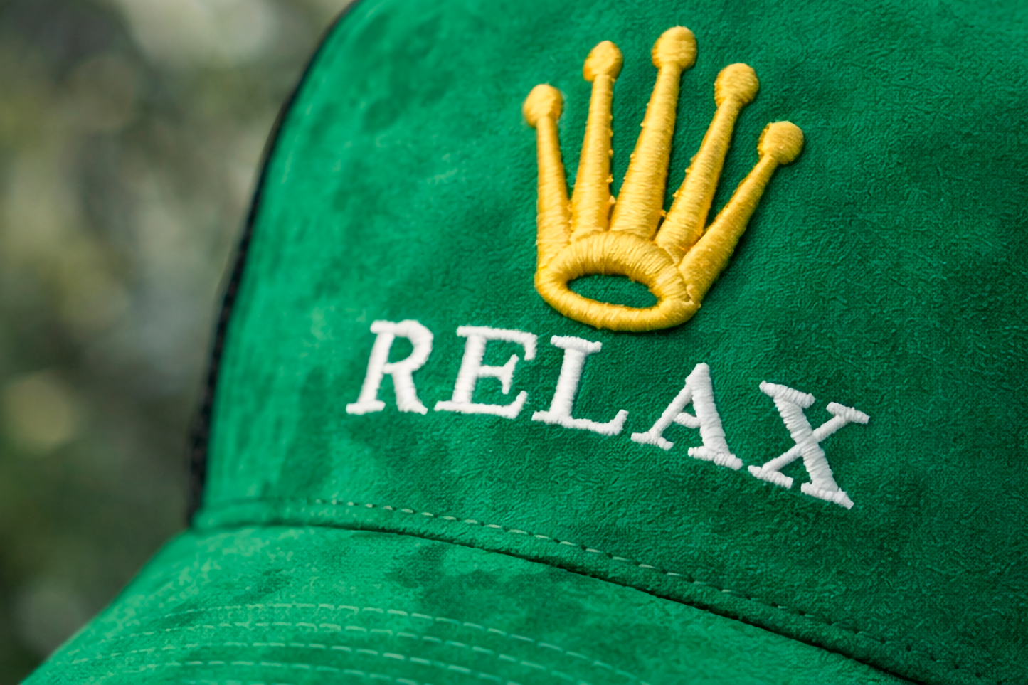 gorra de gamuza premim verde marca Lilmil con bordado de corona dorada estilo streetwear