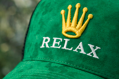 gorra de gamuza premim verde marca Lilmil con bordado de corona dorada estilo streetwear