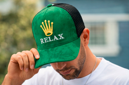 gorra de gamuza premim verde marca Lilmil con bordado de corona dorada estilo streetwear
