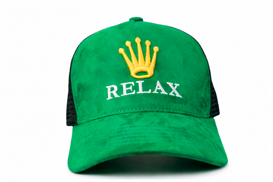 gorra de gamuza premim verde marca Lilmil con bordado de corona dorada estilo streetwear