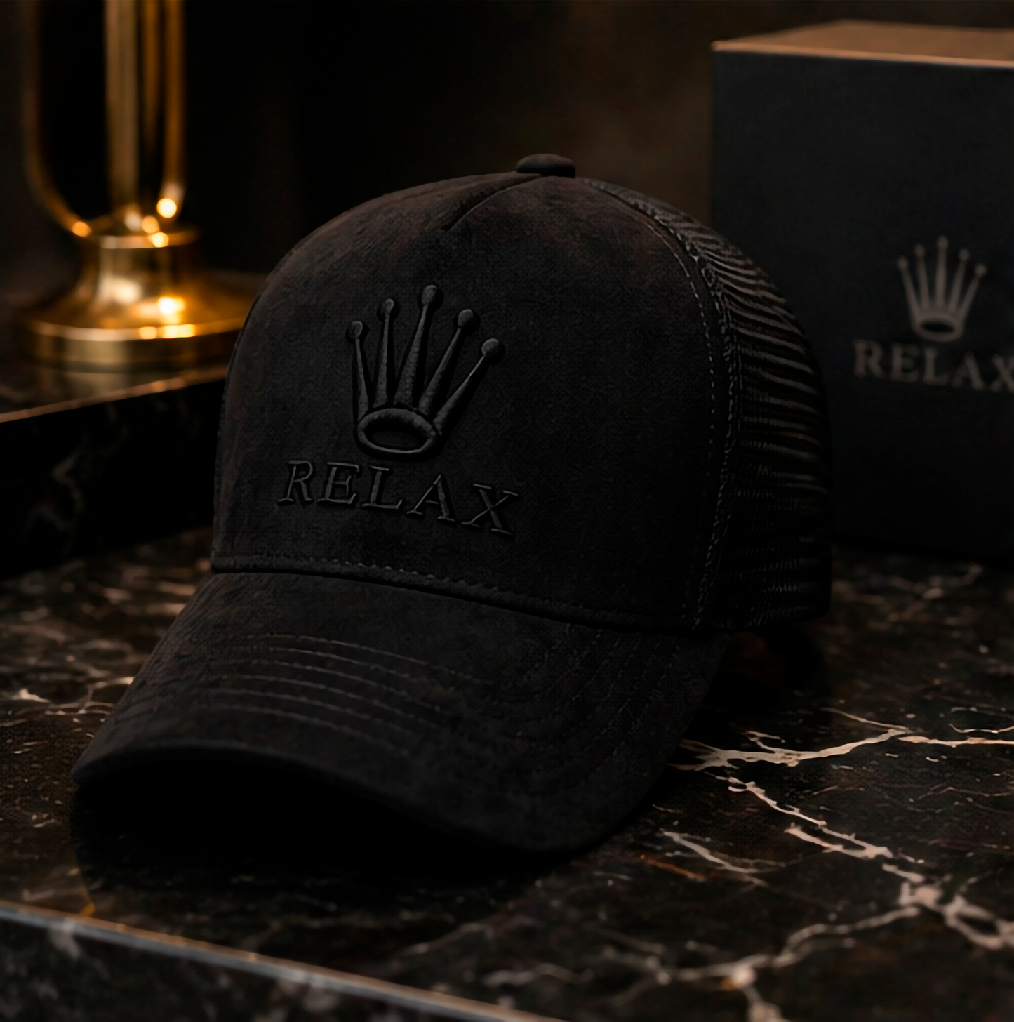 gorra de gamuza premium negra marca Lilmil con bordado de corona negra estilo streetwear