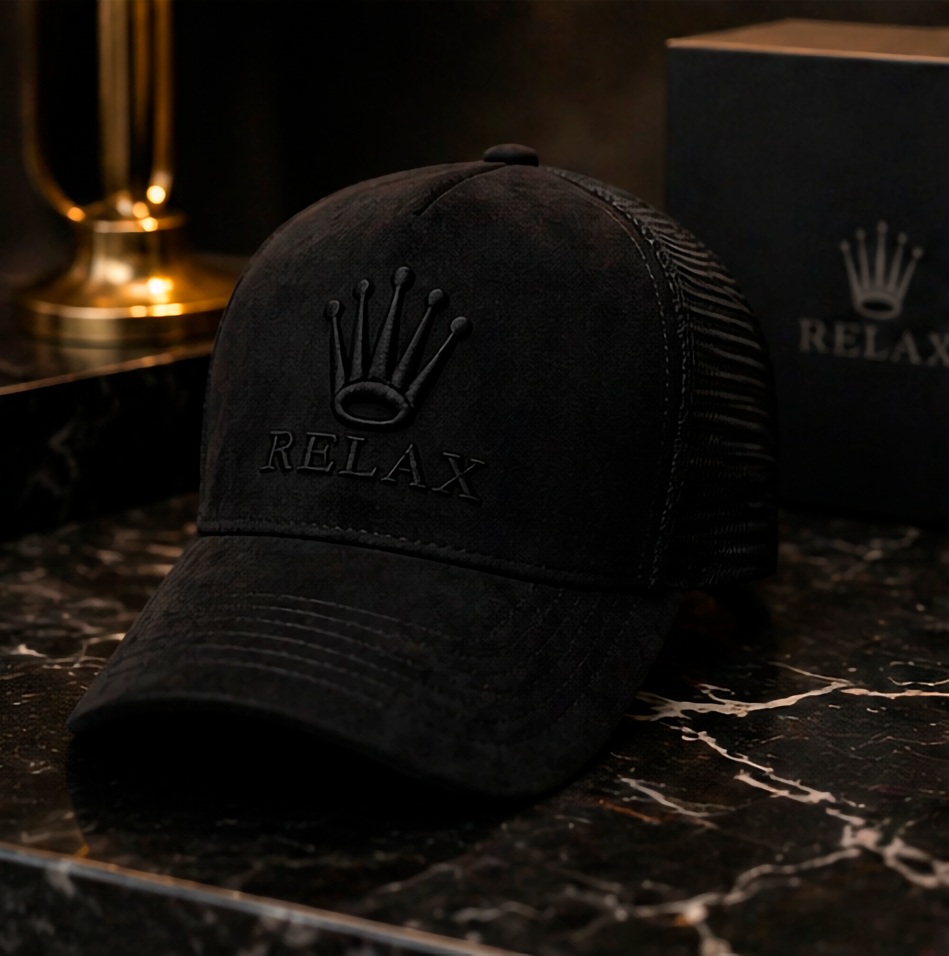 gorra de gamuza premium negra marca Lilmil con bordado de corona negra estilo streetwear